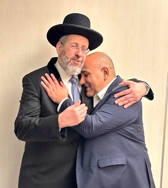 Recién llegado a Israel, fui recibido en el aeropuerto de Tel Aviv por mi querido amigo, el gran rabino de Israel y presidente del Superior Tribunal Rabínico, David Baruch Lau. Nos acompañó el encargado de la Embajada 🇦🇷 @Frantrope.