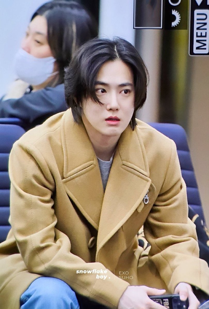 msiakpopfans's tweet image. [📸] #EXO's #Suho went viral in South Korea for slaying the airport runaway in this "magic" coat from @Ferragamo's A/W 21 collection on his way to the Philippines for #AAA2023 🧥✨

The coat costs over RM20,000*!!
 
*Converted from JPY (Source: GQ Japan, 2021)
