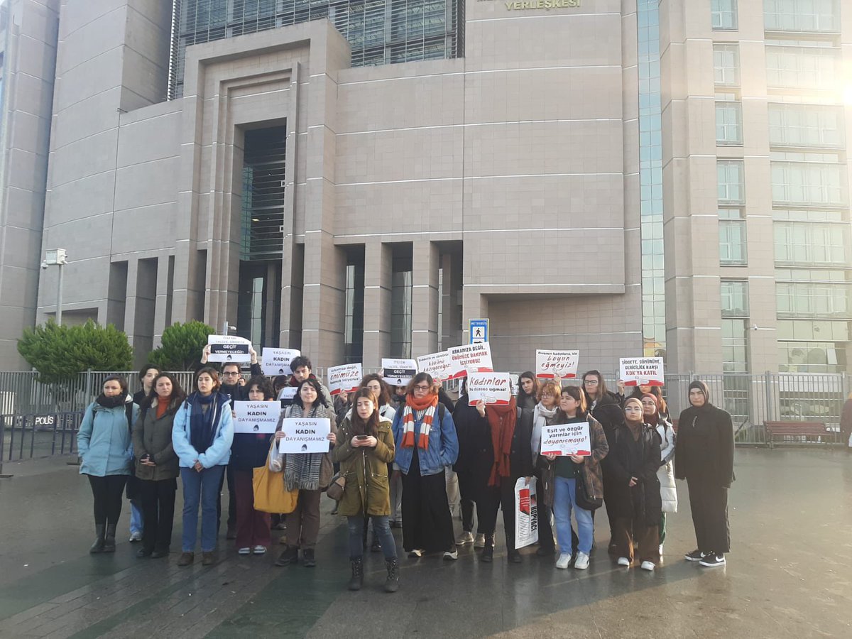 İTÜ öğrencisi erkeğin, 2021 yılında İTÜ'lü kadın öğrenciye karşı işlediği cinsel saldırı suçundan yargılandığı davanın ilk duruşmasındaydık. İTÜ Kadın Dayanışmasıyla birlikte davanın takipçisi olmaya devam edeceğiz. 

Erkek adalet değil gerçek adalet!