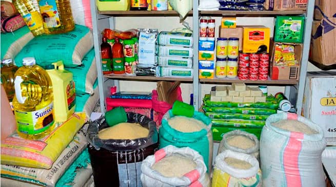 ChroniclesRW's tweet photo. UPDATE: Unexpected drop in food prices being experienced this week compared to Nov. &amp; before. The much-prized 'Kinigi' potatoes down from Rwf 1,500/kg to 550, peas down from Rwf 6,000/kg to less than 3,000. Price of most fresh foods also nearly halved. Fuel dropped by Rwf 200/Ltr https://t.co/tyZwnazB0d