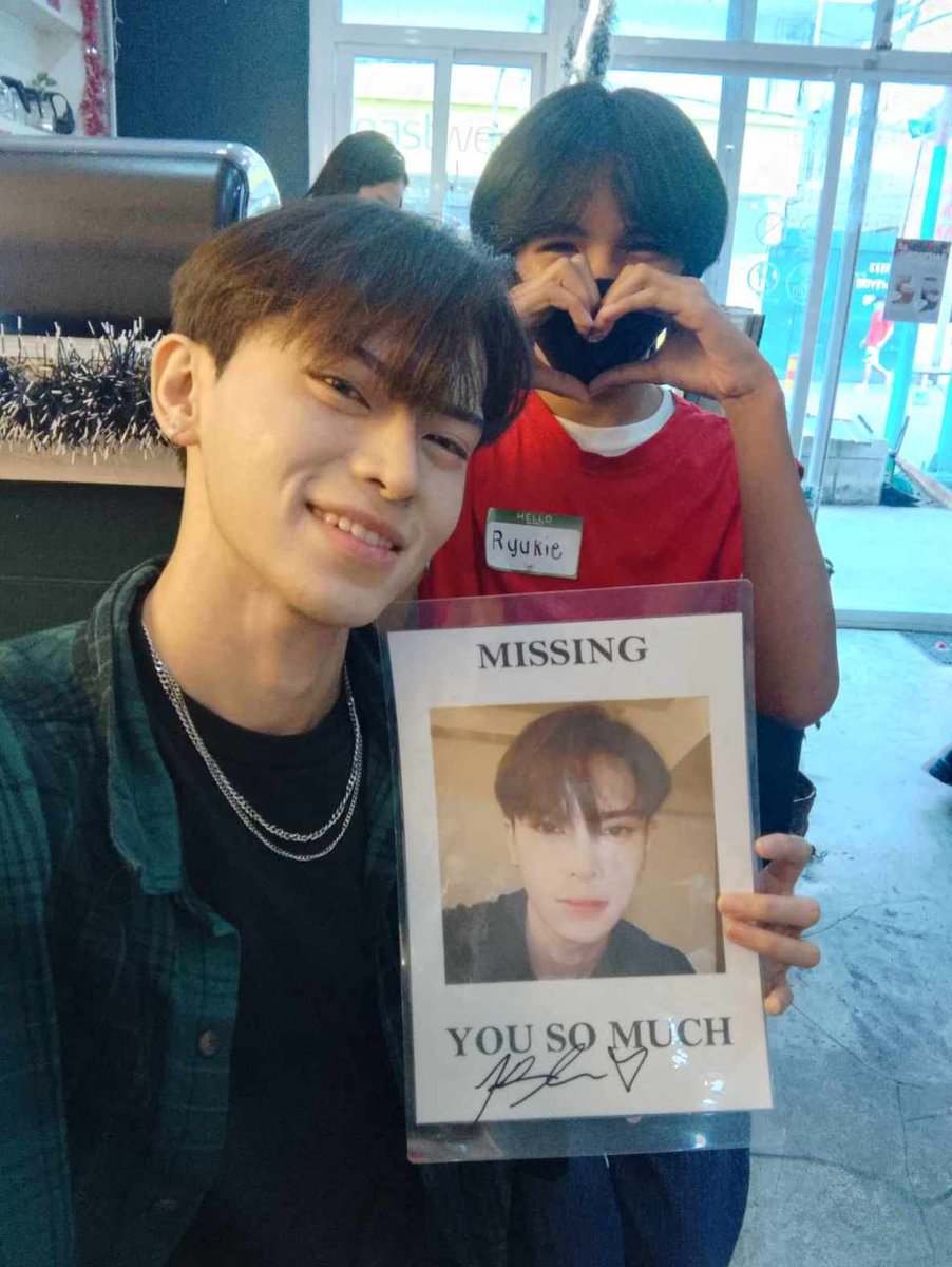 Ang cuuute 😄

<a href="/KheeneSalas_/">Kheene Salas</a>
<a href="/_ver5usofficial/">VER5US</a>

#UnderTheMistleToeCSE