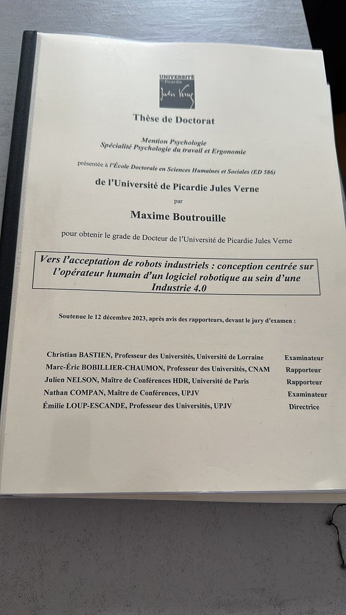 Je suis docteur en psychologie du travail et en ergonomie ! 🤩
 
J’ai eu l’honneur de défendre ma thèse intitulée « Vers l’acceptation de robots industriels : conception centrée sur l’opérateur humain d’un logiciel robotique au sein d’une industrie 4.0 » 👨🏻‍🎓