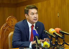 Оросууд цахилгаанаа хязгаарлана гэхээр энэ залуу санагдав. Хүмүүс энэ залууг хамгийн муугаар төсөөлдөг. Гэвч миний мэдэхээр энэ залуу интернэтийн хэрэглээнд анхаарч компьютерын үнийг буулгаж багш нарт компьютер бэлэглэж Солонгосчуудтай хамтран өнөөгийн ЕМонгол үндэс суурь болсон