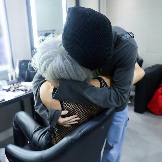 taessarect's tweet image. the way jimin hugs taehyung