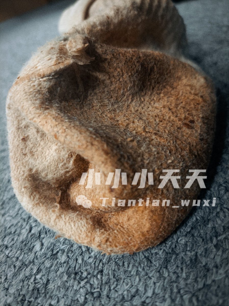 把脏臭运动袜塞在嘴里
把脸埋在几个月没换的臭袜里
黏糊糊的袜子套在J上
几个月的雄臭骚味扑面而来

搞个免费送活动:截止月底转发评价这条，每满20个人转发抽1人送随机骚内裤一条或臭袜子一双，40人转发送2人，以此类推，运费到付！