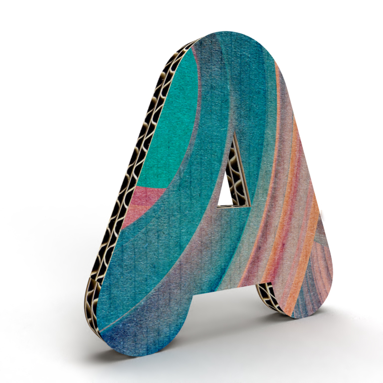 Las letras de cartón de abeja tienen un espesor de 2 cm y pueden medir hasta 120 cm de alto, lo que las hace ideales para colocar en cualquier superficie o colgar en la pared.

Puedes elegir el diseño que más te guste para imprimir en las letras
rotulatumismo.com/197807-letras-…