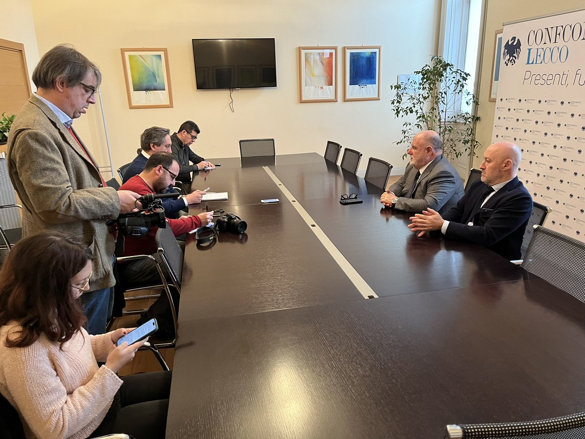 Brindisi di fine anno con la stampa <a href="/ConfcommercioLc/">Confcommercio Lecco</a> 
<a href="/lecco_notizie/">lecconotizie.com</a> <a href="/GiornalediLecco/">Giornale di Lecco</a> <a href="/laprovinciadilc/">La Provincia Lecco</a> <a href="/teleunica/">Unica TV | canale 75</a>