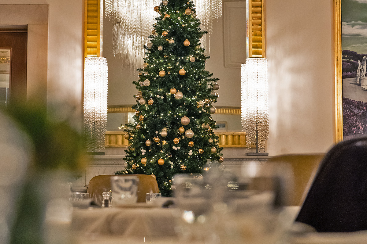 A few days to Christmas. Do you already know where you will spend the most magical night of the year? Surprise and delight your loved ones with our festive proposals. #christmascountdown #westinrome