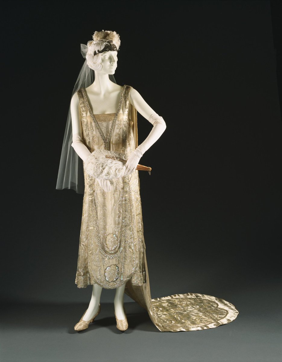 Today is Saint Lucia’s Day, patron saint of #seamstresses and so it feels appropriate that I have been researching the lives of court dressmakers & the myriad women working in that industry. Here a late #1920s ensemble by #CallotSoeurs, with all the trimmings @philamuseum