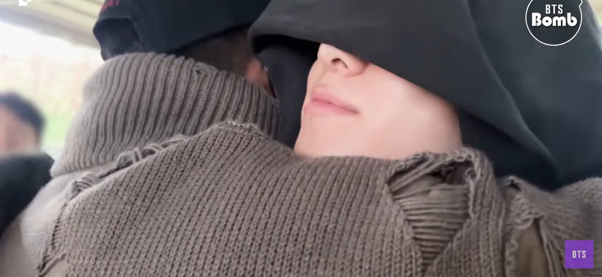 seokjinbit's tweet photo. im crying because you can see how affected Jungkook is by the entire thing i CANT DO THIS ANYMORE https://t.co/3sus1vuFi6