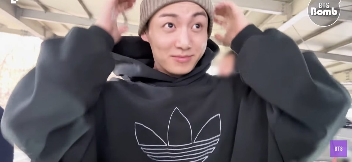 seokjinbit's tweet photo. im crying because you can see how affected Jungkook is by the entire thing i CANT DO THIS ANYMORE https://t.co/3sus1vuFi6