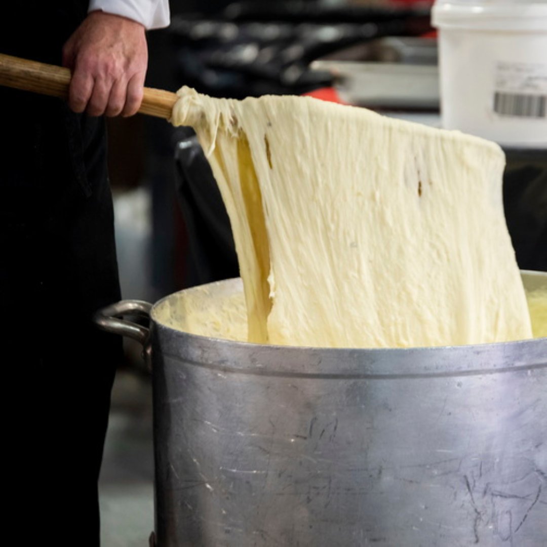 Salondelagri's tweet photo. 🏔️🧀 Célébrons la #JournéeDeLaRaclette ! Une tradition alpine vieille de plusieurs siècles et une délicieuse occasion de mettre à l'honneur le savoir-faire des producteurs de produits fromagers du Salon International de l’Agriculture. 
Qui craque pour une raclette ce soir ? https://t.co/pzveAbxidN