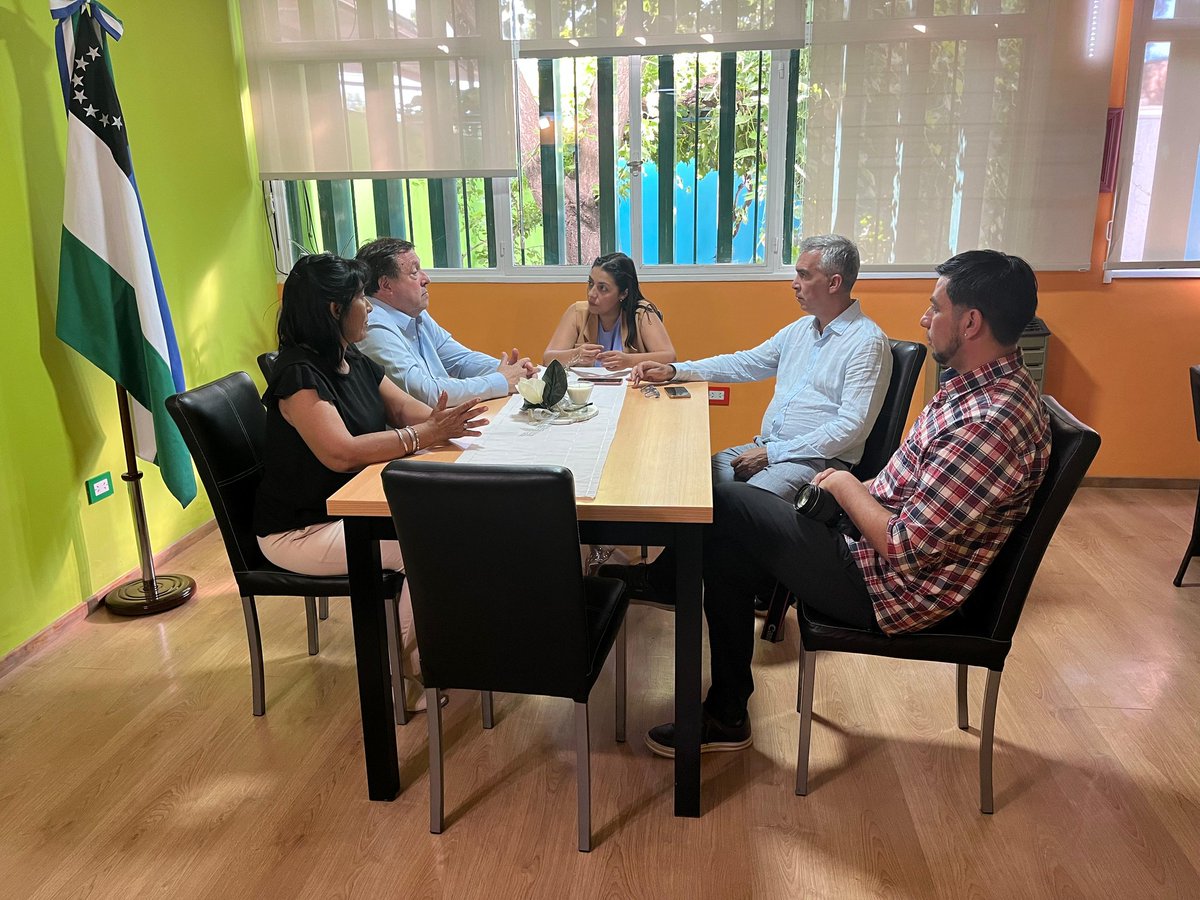 En Valcheta, nos reunimos con la intendenta Yamila Direne y su equipo. Conversamos sobre los proyectos que tenemos en agenda para seguir consolidando el vínculo entre la Provincia y el Municipio, y mejorarle la calidad de vida a los valchetenses.