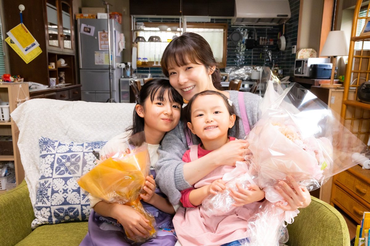 ／
#ゆりあ先生の赤い糸
最終回 放送まであと１日❗️
＼

みちるさんこと #松岡茉優 さん &amp;
まに(#白山乃愛)みのん(#田村海夏)
クランクアップ💐💖

可愛すぎる母娘3人仲良くパシャリ📸✨

最終回もお見逃しなく！

#ゆりあ先生の赤い糸
#最終回
#14日木曜よる9時
#人生の幸せの形とは…🕊️