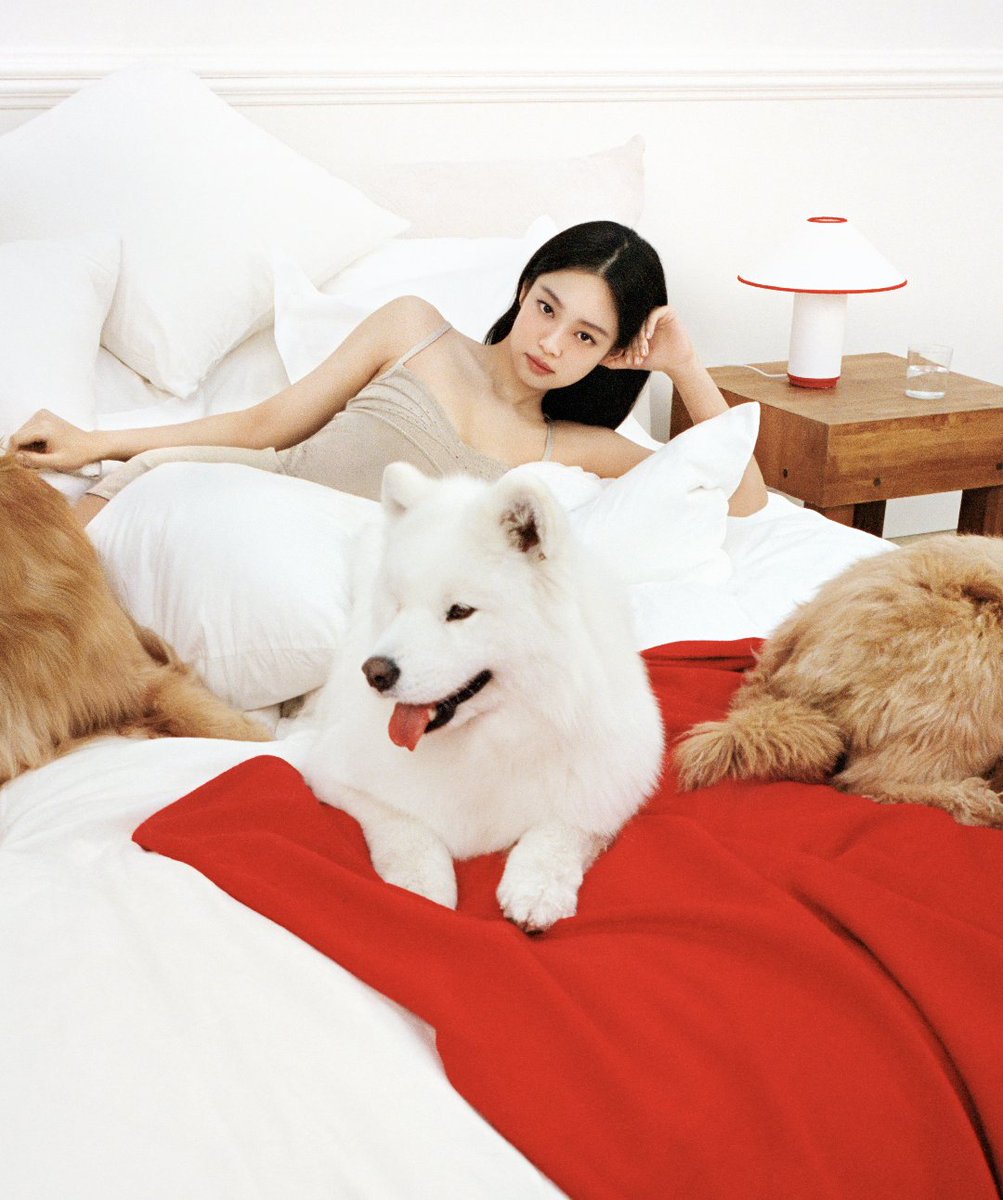 #Jacquemus is on a roll, from a partnership with Château de Versailles to a holiday campaign starring K-pop phenomenon #JennieRubyJane and #KendallJenner. bit.ly/3RnNpqc