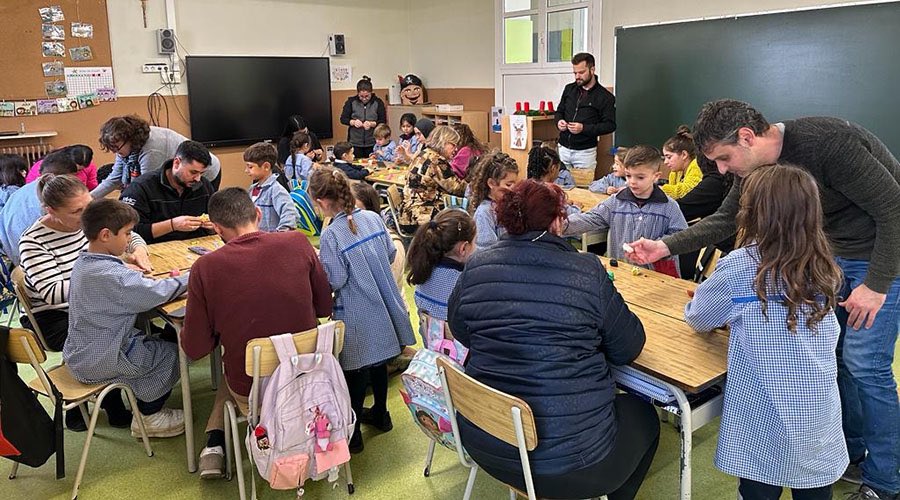 Cicle inicial obre les portes de les aules per a compartir una activitat amb les famílies 👨‍👩‍👧

escolamontserrat.net/activitat-amb-…