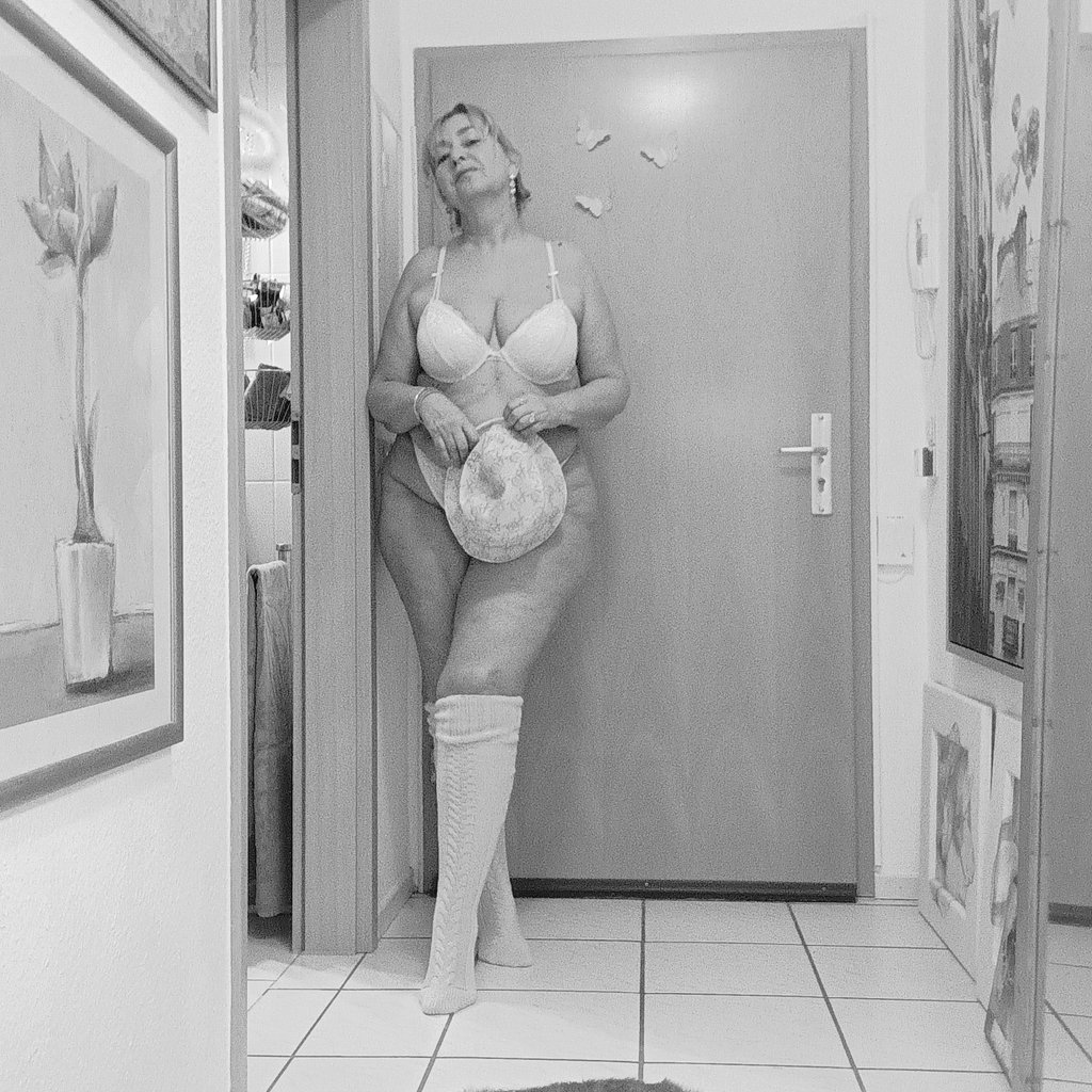 💙🔝 say hi, iff you like matures
more in my caption  #onlyfansbabe #cougar #curvymodel #mature #Moms #MorningMotivation 🖤