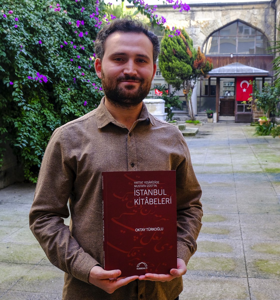 İlk kitap, ilk büyük heyecan...

Hat sanatı tarihinin en parlak isimlerinden, kitabe yazmada eşsiz mevkie sahip Yesarizade hakkında kitap yazmak nasip oldu. İ. C. Schick'in takdiminde söylediği gibi, bu kitap: ''Yesarizade'ye çok gecikmiş bir vefa borcu ödemesinin ilk taksidi''.