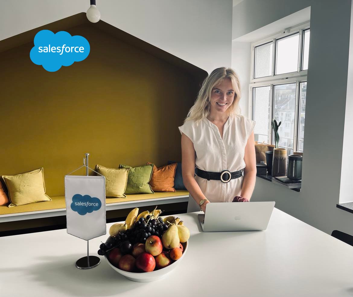 salesforce_NL's tweet photo. 🌟 Ontmoet onze collega Joko, Senior Solution Engineer bij Salesforce in Dublin. Ze vindt het belangrijk dat het onderscheidende talent van vrouwen in #sales gezien wordt. 💙 We stellen haar aan je voor in deze editie van #HumansOfSalesforce! Meer lezen? https://t.co/90A4RkexcI https://t.co/A5cJLXu16P
