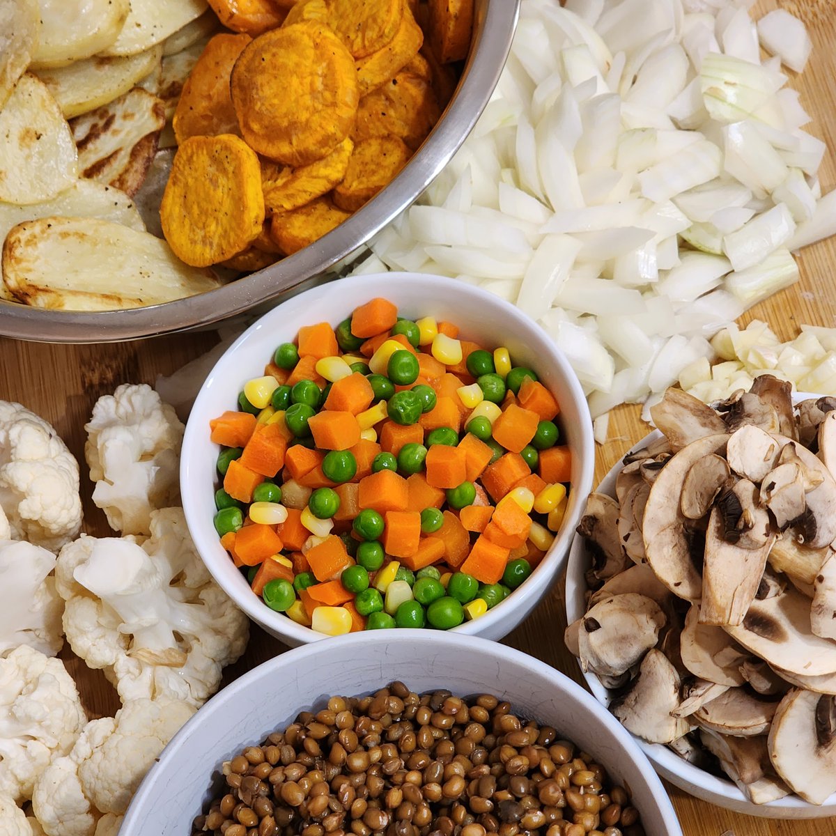 FriendlyCooks's tweet image. Last stream of the week and we made Potato Casserole with cauliflower white sauce. Thanks everyone for doing us today 😊

#twitch #twitchaffiliate #yum #food #cooking #stream #veganfood #vegan #veganrecipes #twitchstreamer #twitchtv #cookingtime #cookingram #foodphotography