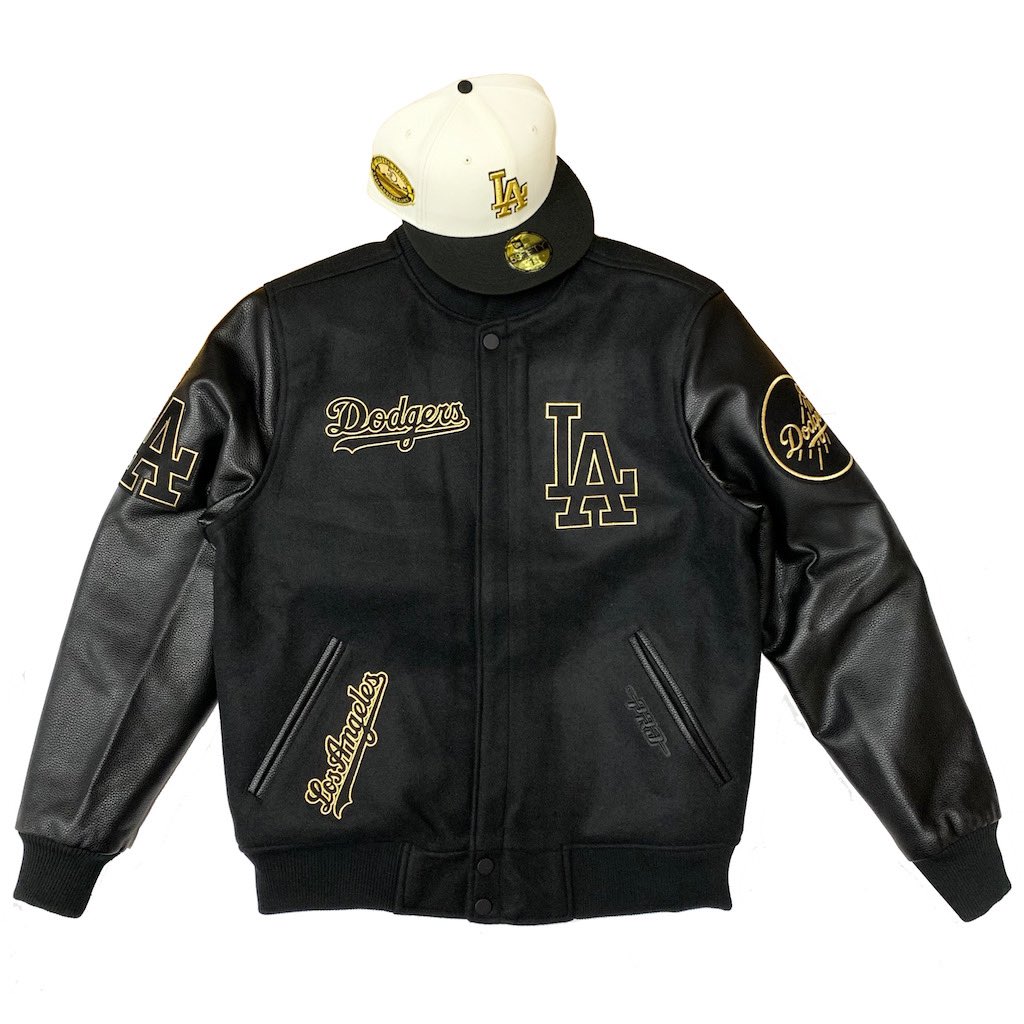 magicappleTOKYO's tweet image. 新入荷

【PRO STANDARD】
 LOS ANGELES DODGERS BLACK&amp;amp;GOLD WOOL VARSITY JACKET

ブラックベースボディに、刺繍はブランドロゴ以外をゴールドで統一したデザインになります。
裏地には中綿入りのキルティングが施され、防寒性、保温性も十分に対策されてます。

#prostandard #dodgers