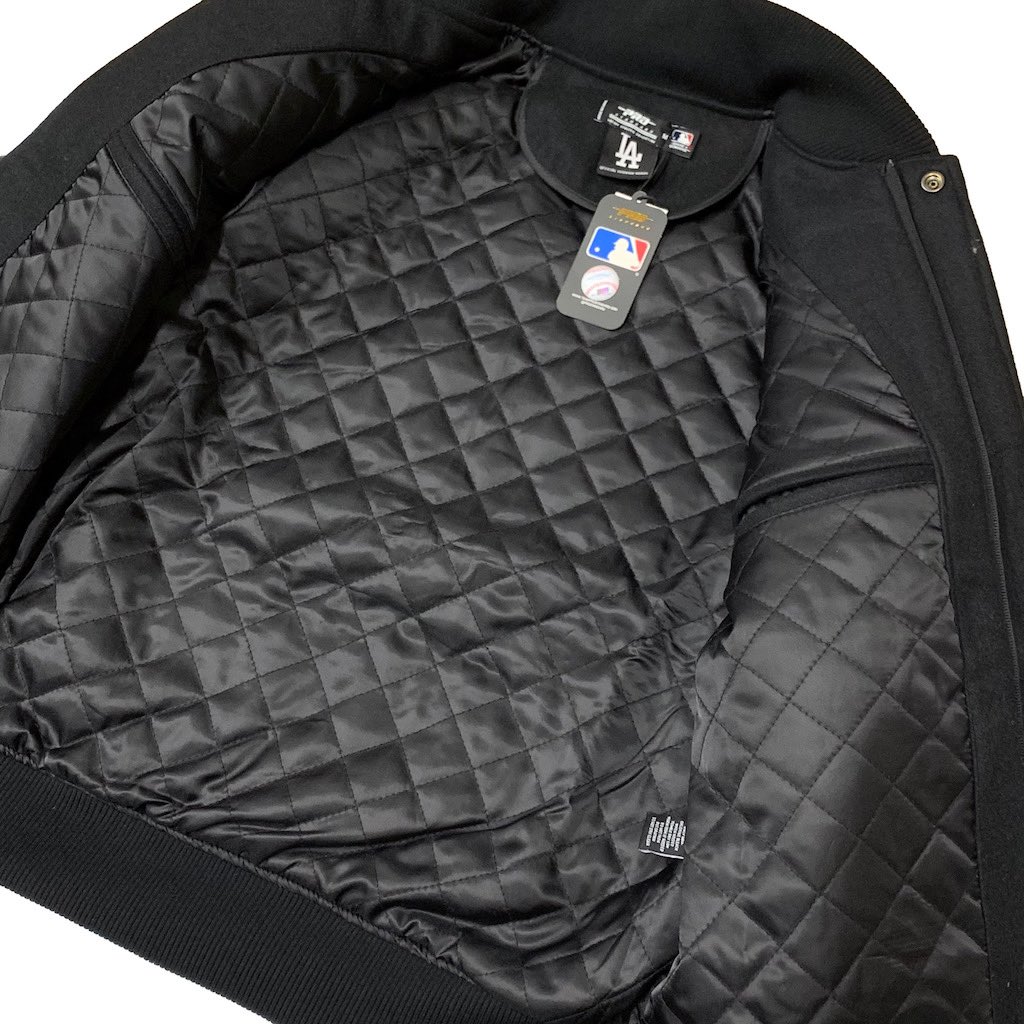 magicappleTOKYO's tweet image. 新入荷

【PRO STANDARD】
CHICAGO WHITE SOX BLACK&amp;amp;GOLD WOOL VARSITY JACKET

ブラックベースボディに、刺繍はブランドロゴ以外をゴールドで統一したデザインになります。
裏地には中綿入りのキルティングが施され、防寒性、保温性も十分に対策されてます。

#prostandard #whitesox