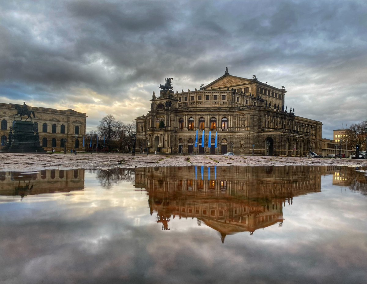 Dresden heute, nachts hat es geregnet und am Theaterplatz hat es Reflexionsflächen für ein Semperoper-Foto; schönen Tag euch allen