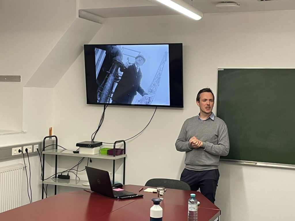 Embajada de Chile en Austria (@embchileaustria) on Twitter photo 🇨🇱🤝🇦🇹🎬Nuestro programa cultural continúa! Muchas gracias <a href="/loybenja/">Benjamin Loy</a> de <a href="/univienna/">Universität Wien</a> por participar en el conversatorio sobre cine chileno, realizado el 11 de diciembre en #ÖsterreichischesLateinamerikaInstitut Actividad realizada con apoyo de <a href="/diracchile/">DIRAC</a> y <a href="/CinetecaChile/">Cineteca Nacional de Chile</a> 🇨🇱🤝🇦🇹🎬Nuestro programa cultural continúa! Muchas gracias <a href="/loybenja/">Benjamin Loy</a> de <a href="/univienna/">Universität Wien</a> por participar en el conversatorio sobre cine chileno, realizado el 11 de diciembre en #ÖsterreichischesLateinamerikaInstitut Actividad realizada con apoyo de <a href="/diracchile/">DIRAC</a> y <a href="/CinetecaChile/">Cineteca Nacional de Chile</a>