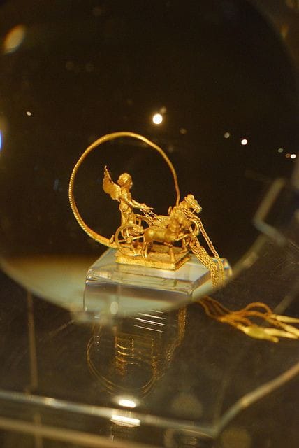 CentroElba's tweet photo. Pendiente de oro. En un montículo en Sinemorets se encontró un carro de oro en miniatura con dos caballos y la diosa de la victoria NIKE. III a.C. Tesoros tracios de Bulgaria
#centroelba #centroelbajoyas #joyas #Tracia https://t.co/lJaKE50BOP