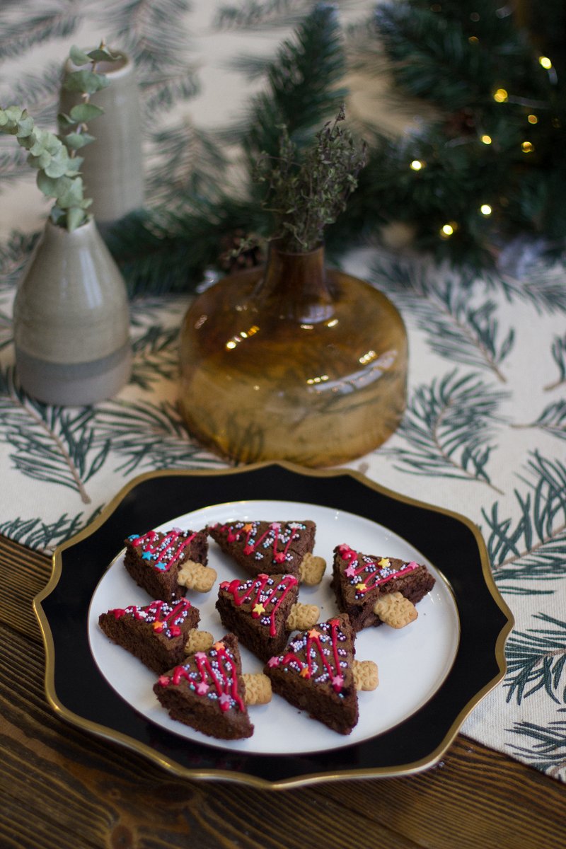 ¡Ya están aquí las #Navidades!🎄 

Y con ellas no pueden faltar el mazapán y los polvorones. 🍫

Pero no te olvides de la higiene de tus #dientes.

¡Regula el consumo de #azúcar, tu #saludbucal te lo agradecerá! 👉 bit.ly/42CFOYA

#ClínicaParra os desea #FelicesFiestas🎅