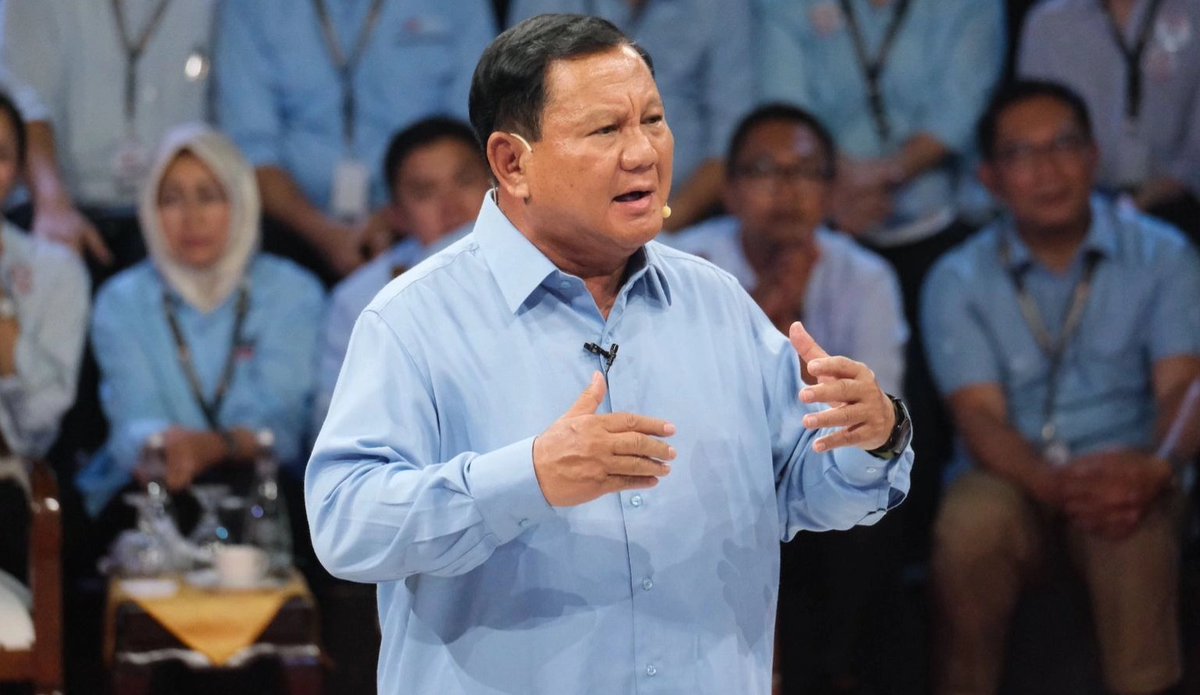 Hasbil_Lbs's tweet photo. SIAPA YANG MENANG DALAM DEBAT CAPRES PERDANA?

Denny JA

Siapa  yg menang dlm debat Presiden kemarin,  tanggal 12 Desember 2023? Prabowo kah? Anies atau Ganjar kah?

Sebelum  kita menjawab dua pertanyaan penting, kita simak hasil riset soal debat capres di negara lain.

Scientific America melaporkan tak banyak efeknya dari debat capres kepada pemilih yang menontonnya. Gallup  Poll  yg juga sudah rutin membuat riset mengenai debat presiden, karena ini tradisi sejak 63 tahun yang lalu,   juga mengatakan hal yg sama.

Menurut Gallup, sangat jarang sekali ada debat Presiden yang mengubah ranking calon presiden, yang menjadi the game changer.” Misalnya sebelum debat, capres  itu elektabilitsnya nomor satu. Lalu setelah pemilih menonton debat, elektabilitasnya berubah nomor dua.

Lembaga Pointers juga melaporkan hal yang sama. Judul laporannya: Do the debate  effect presidential election? Di jawabnya sendiri: Not much! Tak banyak efeknya.

LSI Denny JA sendiri berapa kali juga melakukan survei mengenai efek dari debat presiden. Hasilnya sudah dimuat di beberapa media di tahun 2019.  Misalnya Kompas mengutip survei LSI Denny JA yang mengatakan hanya 2,9% saja dari responden yg mengubah pilihannya setelah menonton debat.

Ini profil data hasil debat presiden yang lebih detail. Mereka yg menonton debat itu kita bisa bagi dlm dua kelompok. Pertama, mereka yg sudah memilih siapa capres yg akan mereka coblos. Kedua, mereka yang masih ragu- ragu atas capres pilihannya. Mereka disebut the swing voters.

Penonton debat yg sudah memilih capres, umumnya mengatakan 70% sampai 90% capres yang sudah mereka pilih itulah yg menang debat. Clear. Jelas itu. Bukan capres lain.

Sebanyak hanya 10 sampai 30% mengatakan yg menang debat adlh pihak lawan, bukan capres pilihannya. Tapi mereka pun tetap mengatakan tak mengubah pilihan.

Pemilih yg sudah punya pilihan, mereka tdk mengubah pilihan capres yang didukungnya hanya krn menonton debat.

Namun bagi swing voters, memang benar mereka mengubah pilihan setelah menonton debat. Tapi jumlah yg mengubah pilihannya hanya 2,9% saja.

Dari debat perdana capres 2023, kita bisa analisa tiga hal. Pertama,  positioning capres. Kedua, isi & kualitas materi yg disampaikan.  Ketiga, gaya komunikasi capres.

Dari segi positionioning, jelas sekali terlihat, dlm banyak pertanyaan,  memang Prabowo memilih melanjutkan & membela Jokowi.

Posisi Anies Itu sebaliknya. Atas banyak pertanyaan, Anies memilih posisi yg kritis pada Jokowi, dan pro perubahan.

Tapi Ganjar terlihat kesulitan meletakkan posisinya terhadap Jokowi.  

Dari  isi materi & kualitas pesan, bisa dikatakan ketiga capres itu seimbang. Gagasan yg ditampilkan oleh Ganjar, Prabowo, oleh Anies tidak ada yg terlalu mencolok sekali menangnya.

Tapi 3 capres sangat berbeda sekali soal gaya komunikasi. Jgn dilupakan, gaya komunikasi ini bahkan 60% paling mempengaruhi pemilih soal  siapa pemenang debat capres.

Anies Itu gayanya khas. Serius. Teoritik. Ini gaya seorang intelektual, seorang profesor yang terjun ke dlm politik praktis.

Gaya  ini memang disukai & populer di kalangan terpelajar. Tapi kaum pelajar dalam pemilih  Indonesia jumlahnya hanya 10% saja.

Gaya Prabowo, itu ada jenakanya.  Ada humornya. Kadang ia menyeletuk: “Anies, Anies.” Atau “Sorry ye.” Juga  Prabowo bermain silat ketika moderator memotong ucapannya. 

Itu justru membuat audiens tertawa. Gaya  jenaka ini lebih disukai oleh pemilih Indonesia pada umumnya, di luar kalangan terpelajar & jumlah mereka jauh-jauh lebih banyak.

Keuntungan Prabowo, gaya komunikasinya itu lebih disukai oleh corak pemilih yg kebetulan di Indonesia sekarang ini jumlahnya paling banyak.

Ganjar bergayanya selayaknya seorang motivator. Ia menyentuh hati. Ia kisahkan pertemuannya dengan pemilih di daerah  ini & di daerah itu. Ganjar mengesankan pemimpin yg sangat mendengar publik.

Tapi jumlah pemilih yg suka gaya ini msh kalah banyak dibandingkan dgn jumlah pemilih yg senang gaya pidato jenaka, yg ada selipan humornya.
