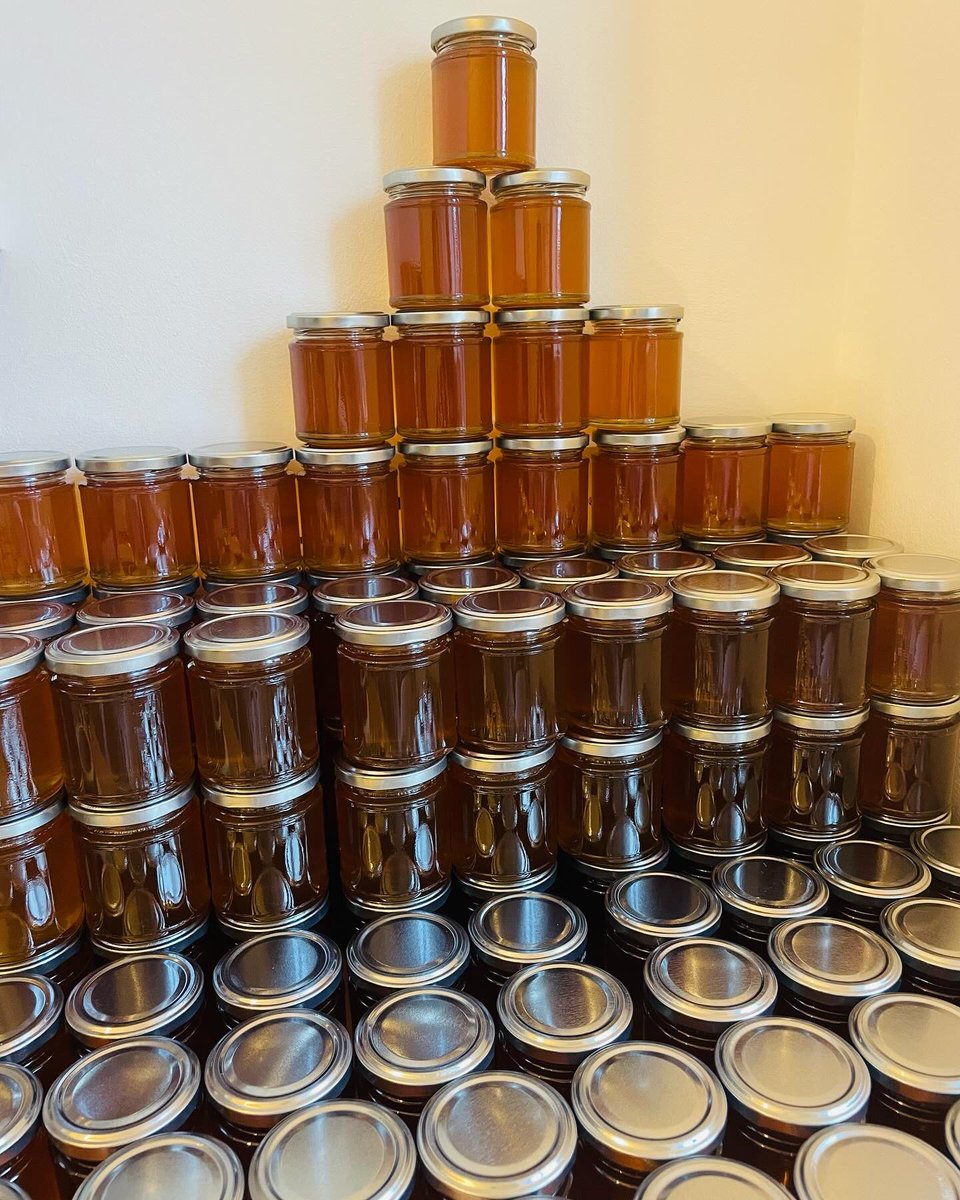 Fresh delivery Pure Welsh wild flower honey, chunk honey and set honey 🍯 @daisy_graze 

#chunkhoney #welshhoney #daisy_graze #localbusiness #shoplocal #market #delivery #welshproduce #honey #tonyrefail_apiary #rawhoney #sethoney #purewelshhoney #apiarylife
