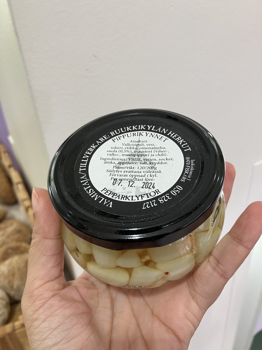 #Lähiruokakioki'ssa on 23.12. asti Södergårdin ihanat venhäjauhot, hapankaalileipää, mesiangervojäätelöä, chili-glögiä, ihania yksijyväjauhosämpylöitä ja vaikka mitä muuta! 

#hakaniemenkauppahalli #lähiruoka