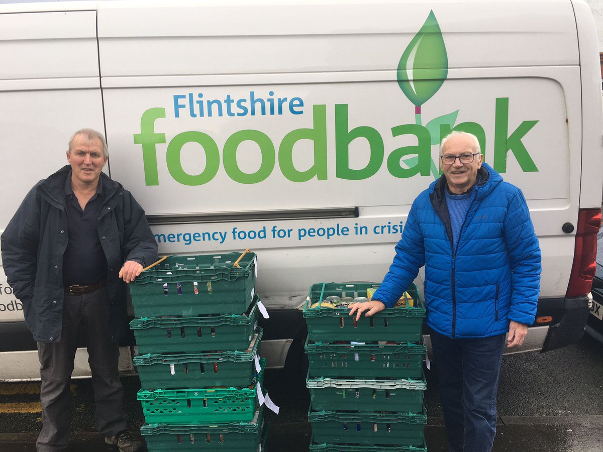 🙌🏻🙌🏻 A huge thank you to everyone that donated to the @FlintshireFoodB ahead of Saturday's game between ourselves and @FlintTownFC Here's our volunteer Ray Brown (right) delivering the donations yesterday!