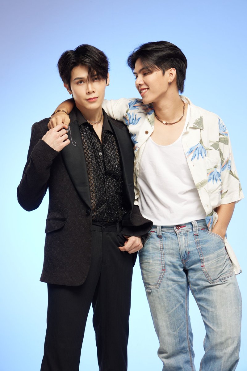 otpcnews's tweet photo. Me Mind Y เผยภาพฟ���ตติ้งแรกซีรีส์ใหม่ “ต้องรักมหาสมุทร” (Love Sea The Series) ซีรีส์สุดร้อนแรง การันตีความแซ่บ

ฟิตติ้งไปเป็นที่เรียบร้อยสำหรับซีรีส์วายสุดแซ่บ “ต้องรักมหาสมุทร”  (Love Sea The Series) งานเขียนจากปลายปากกาของนักเขียนนิยายวายชื่อดัง MAME หรือ "เมย์ - อรวรรณ วิชญวรรณกุล" ผลิตโดยบริษัท มี มายด์ วาย จำกัด นำแสดงโดย 2 หนุ่ม คู่จิ้นสุดฮอต “ฟอร์ด - ฐิติพงศ์ เซ่งง่าย" , "พีท - วสุธร ชัยจินดา" ร่วมด้วย "ชัญญ่า - ชัญญา อมฤต ดูวาล์", "เอญ่า - อรพรรณ ผ่องเมฆินทร์", "โฟร์ท - คเชนทร์ พิเชฐโสภณ" และ "ไอวี่ - ภัทรี ทัศนะนาคะจิตต์" ซีรีส์ที่ว่าด้วยเรื่องราวความรักของนักเขียน “ต้องรัก” นักเขียนสุดแซ่บ กับ “มหาสมุทร” หนุ่มใต้หน้าคม ลีลารักเร่าร้อน  มีกำหนดเริ่มถ่ายทำปลายปีนี้ และจะได้ดูกันแน่นอนช่วงกลางปี 67 ทางช่อง GMM25

นำแสดงโดย
ฟอร์ด - ฐิติพงศ์ เซ่งง่าย รับบท มหาสมุทร
พีท - วสุธร ชัยจิน���า รับบท ต้องรัก

ร่วมด้วย
ชัญญ่า - ชัญญา อมฤต ดูวาล์ รับบท วีวี่
เอญ่า - อรพรรณ ผ่องเมฆินทร์ รับบท ไข่มุก
โฟร์ท - คเชนทร์ พิเชฐโสภณ รับบท ปาล์ม
ไอวี่ - ภัทรี ทัศนะนาคะจิตต์ รับบท ปริน

สามารถติดตามข่าวสารความเคลื่อนไหวต่าง ๆ ของซีรีส์เรื่อง “ต้องรักมหาสมุทร”  (Love Sea The Series) ได้ทุกช่องทางโซเชียลมีเดียของ Me Mind Y Official 

#MeMindY  #ต้องรักมหาสมุทร #LoveSeaTheSeries
