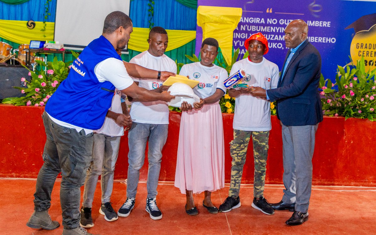 #Birikuba: Ku biro by'akarere ka Karongi harimo kubera umuhango wo gutanga impamyabumenyi n’ibikoresho ku rubyiruko  513 rurangije amasomo y'imyuga rwo mu turere twa <a href="/KarongiDistr/">Karongi District</a> <a href="/RusiziDistrict/">Rusizi District</a> <a href="/Nyamasheke/">Nyamasheke District</a> , umushyitsi mukuru ni Hon. <a href="/DushimimanaL/">Dushimimana Lambert</a> , Guverineri wa <a href="/RwandaWest/">Western Province I Rwanda</a>