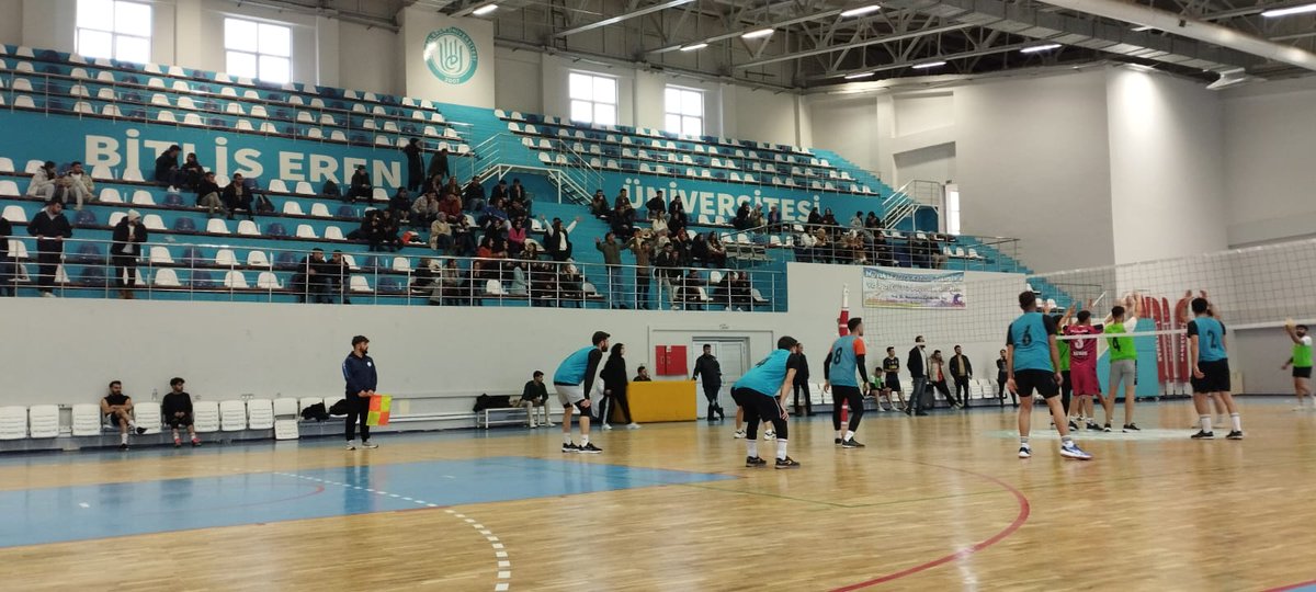 🏐 Daire Başkanlığımız tarafından düzenlenen Erkekler Voleybol Turnuvası Beden Eğitimi ve Spor Yüksekokulu ile Sosyal Bilimler Meslek Yüksekokulu arasında oynanan maç ile devam ediyor. 13.12.2023