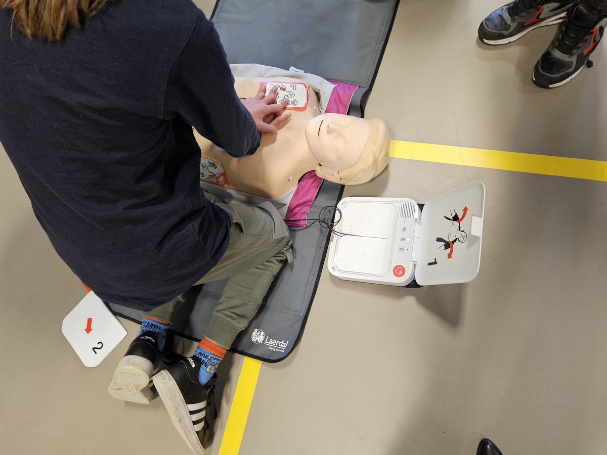 Vorige week op het Aug: reanimatietrainingen. Na een duidelijke instructie, konden onze leerlingen ieder op een eigen pop oefenen met het geven van hartmassage en beademen. Met dank aan Heroes Keep the Heartbeat Going!