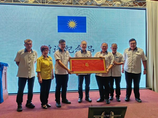 Saya berbesar hati kerana dijemput hadir untuk menyempurnakan Majlis Angkat Sumpah Ahli Jawatankuasa MCA Negeri Sembilan, Pemuda MCA Negeri Sembilan dan Wanita MCA Negeri Sembilan di Seremban, malam ini.