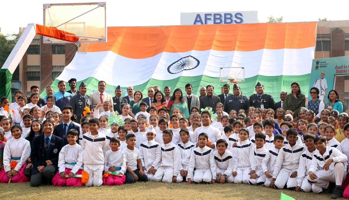 Saluting the spirit of adventure! 🏔️ RRM Shri @AjaybhattBJP4UK flags in the 'Mission Antarctica' team from Himalayan Mountaineering Institute. They conquered heights & hoisted 🇮🇳 at Mt Rhenock, Sikkim Himalayas, 16,500ft above sea level. Read more: pib.gov.in/PressReleasePa…