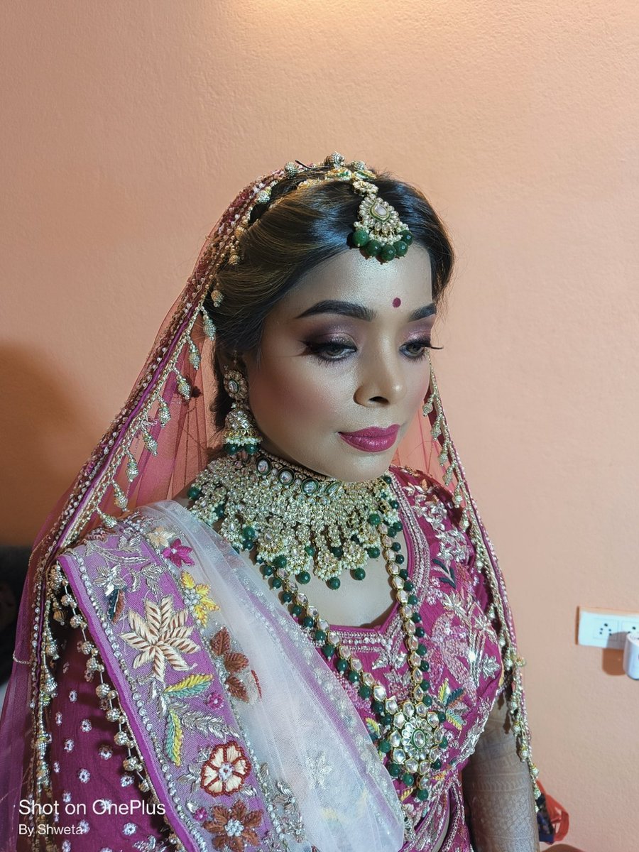 Non-Bengali Bride ❤️
Makeover by SHWETA ( me ) 💄
Location : Bhagalpur

If you like my work , please share this post ☺️🫶🏻

#bride #makeup #bridalmakeup #wedding #WeddingSeason #weddingcolors #weddingdecor #weddingphotography #makeupartist #makeupwork