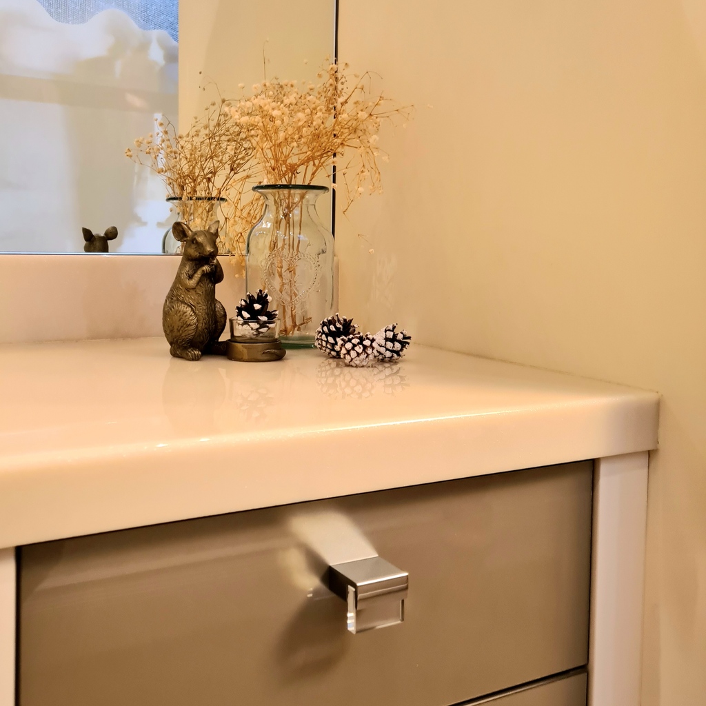 Christmas decor but make it chic!⁠
⁠
Gold accents and touches of fun details add to the festive fun, bringing some Christmas cheer into your home without being overwhelming!⁠
⁠
#lovechristmas #luxurychristmas #magicalchristmas #manteldecor