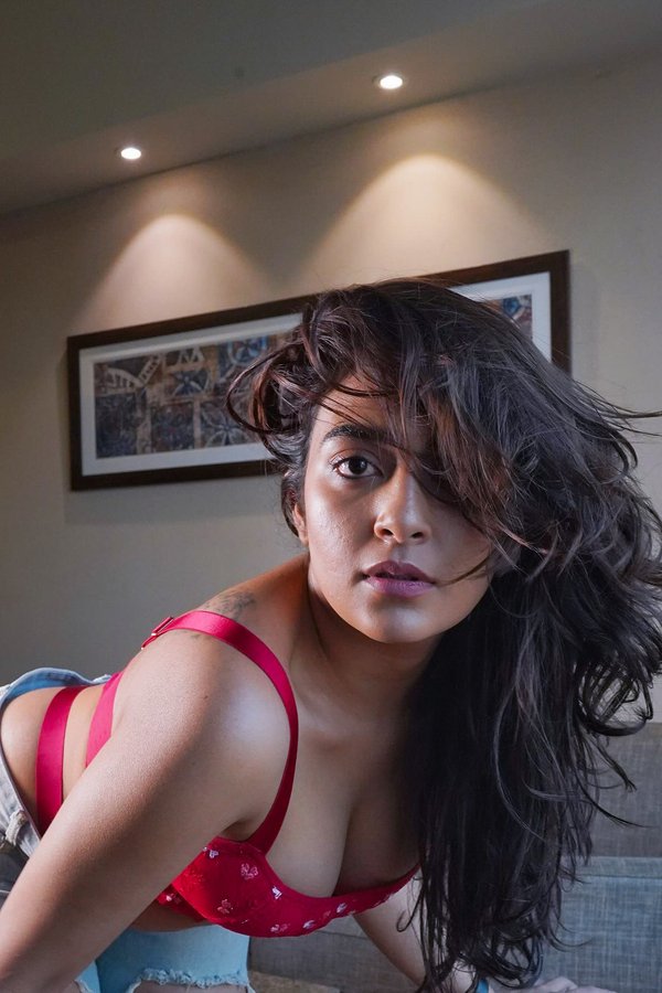 GBOgCoFakAAGSs8?format=jpg&name=900x900