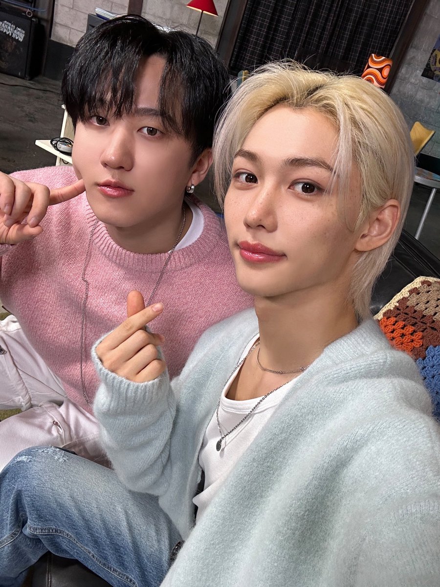 kkulbbokz's tweet photo. new changlix selca!! and just realized they're wearing their fave colors: pink for changbin and blue for felix 🩷🩵 https://t.co/ymLN4LOe6h