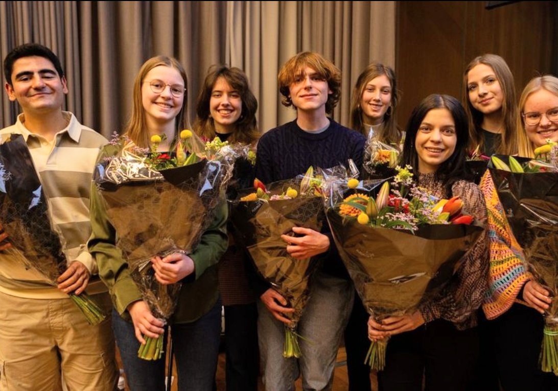 ISVW (@isvwijsbegeerte) on Twitter photo Gefeliciteerd nieuwe Jonge Denkers des Vaderlands!!!
Alani Voogel, Awaz Ahmad, Julia Kirkels, Lizzy van Anrooij, Meike Chang, Suzanna Kooijman, Veerle Hoegaerts en Wouter Dieleman. <a href="/MKerkwijk/">Marthe Kerkwijk</a> <a href="/YoramStein/">Yoram Stein</a> <a href="/LemniscaatNF/">Lemniscaat non-fictie</a> <a href="/filomag/">Filosofie Magazine</a> #jongedenkers #filosofie Gefeliciteerd nieuwe Jonge Denkers des Vaderlands!!!
Alani Voogel, Awaz Ahmad, Julia Kirkels, Lizzy van Anrooij, Meike Chang, Suzanna Kooijman, Veerle Hoegaerts en Wouter Dieleman. <a href="/MKerkwijk/">Marthe Kerkwijk</a> <a href="/YoramStein/">Yoram Stein</a> <a href="/LemniscaatNF/">Lemniscaat non-fictie</a> <a href="/filomag/">Filosofie Magazine</a> #jongedenkers #filosofie