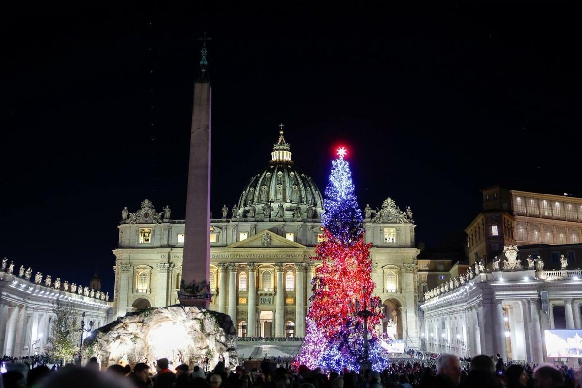 MastersRome's tweet image. Christmas is approaching…you can breath it in the air, you can see it in people’s eyes - everything suggests rebirth, also this stunning Christmas tree in Saint Peter’s square.