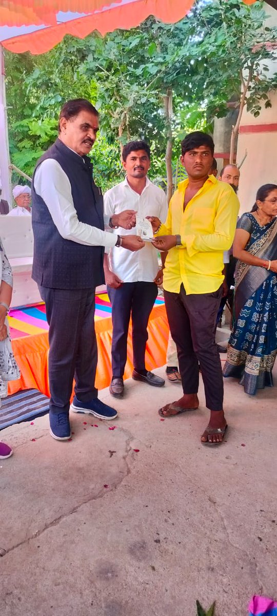 " આજરોજ વિકસિત ભારત સંકલ્પ યાત્રા નો રથ હારીજ તાલુકામાં સરવાલગામે આવી પહોંચતા સરકારશ્રીની વિવિધ યોજનાઓનું લાભો નું વિતરણ કરવામાં આવ્યુંસરકારની વિવિધ યોજનાઓ અંગેની નાગરિકોની જાગૃતિ જ વિકસિત ભારતની લક્ષ્યપ્રાપ્તિને સુનિશ્ચિત કરશે"<a href="/CollectorPatan/">Collector Patan</a> <a href="/PradipSinhRathd/">Pradipsinh Rathod</a> <a href="/InfoPatan/">Info Patan GoG</a>