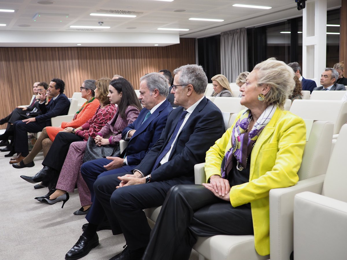 forelab's tweet photo. El Acto de entrega formal del diploma tuvo lugar ayer 12 de diciembre, en el auditorio de @Sagardoy  en el que la Galardonada expuso su trabajo ante los asistentes.  La presidenta de #FORELAB @pilar_menor  entregó el diploma acreditativo a Inés Delgado https://t.co/GEQld4cOHj