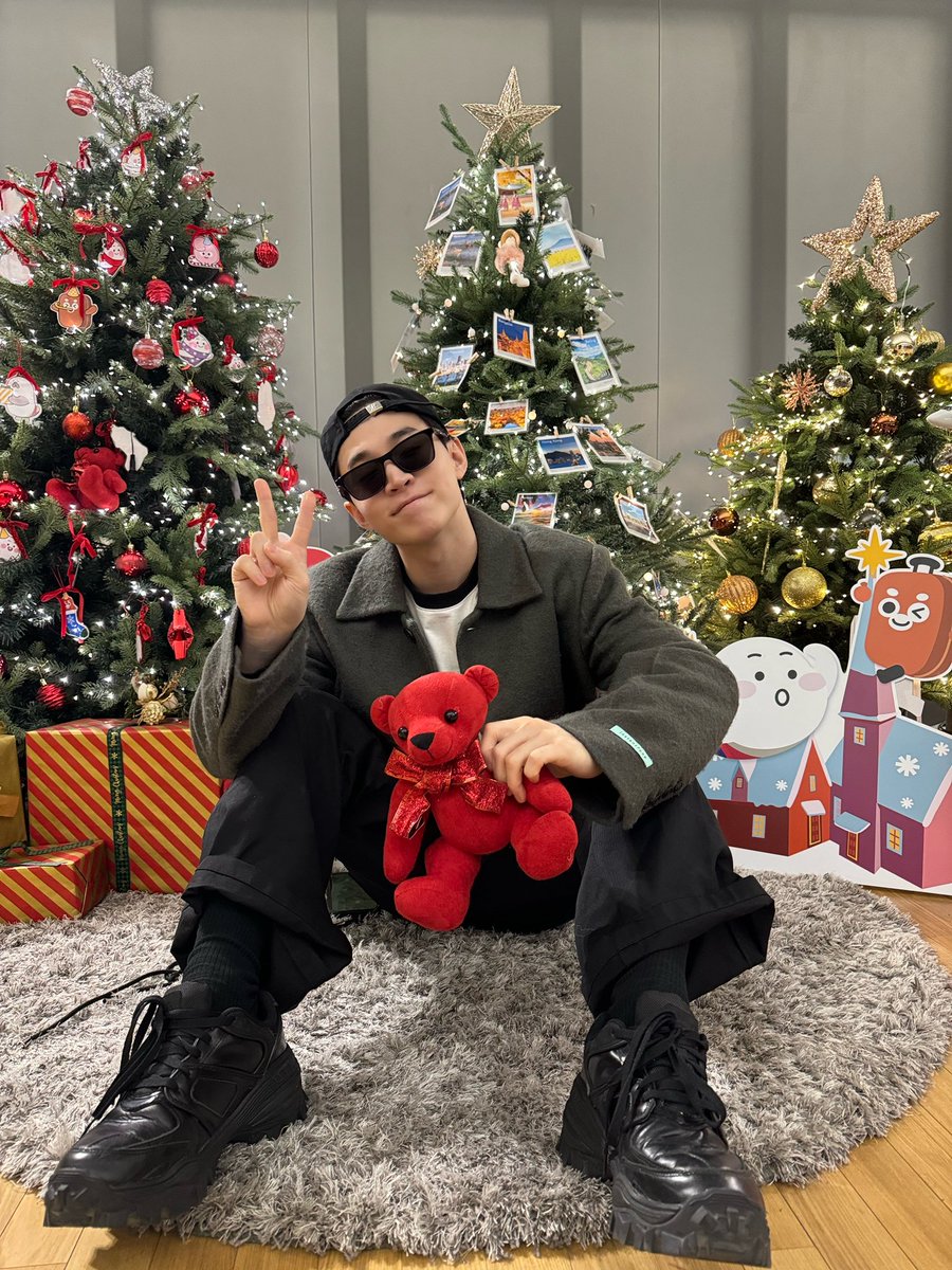 henrylau89's tweet photo. who’s excited for Christmas!? 🧸🎄 https://t.co/sv53gvwEW0