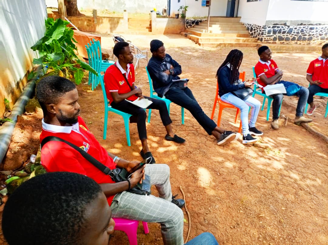 TitiNdema's tweet photo. Ce matin, j'ai donné un atelier sur la " Production en cinéma"aux jeunes de IFPMA ( Institut de Formation Professionnelle aux Métiers de l'Audiovisuel) et d'autres jeunes ceci, dans le cadre du @Rific2 dont la 26 ème édition se tiendra du 13-16 Mai 2023 à Yaoundé.
#art237
#FoN https://t.co/BeniL2F9ck